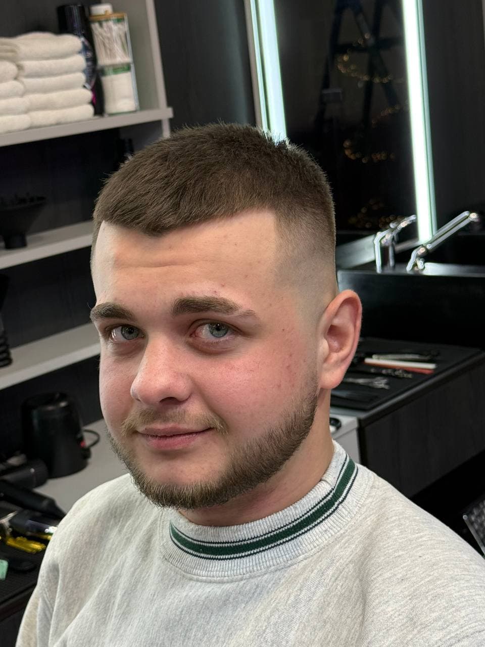 Skin fade та оформлення бороди в салоні